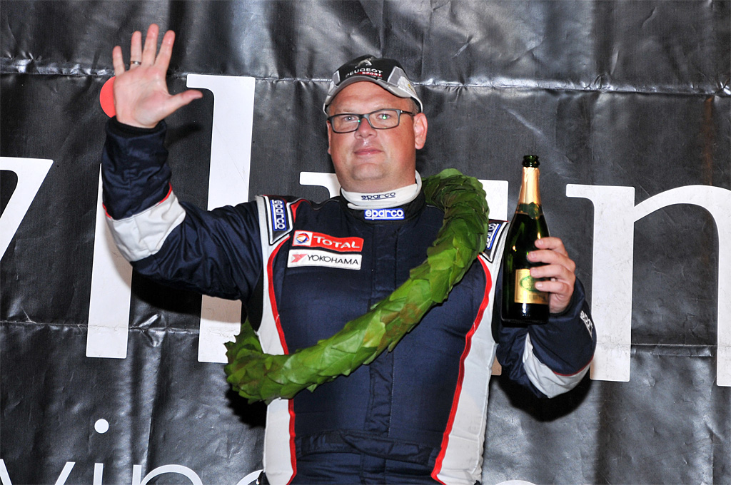 Fem fingre i vejret og et nyt kælenavn som Christian den femte. Peugeot Total Dealer Team DK’s Christian Jensen var en tilfreds mand efter Tvilum Rallyshow.